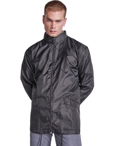 Chubasquero o cortavientos impermeable. Color negro.
