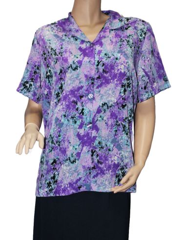 Camisa adaptada de verano para señora. Color azul geométrico.