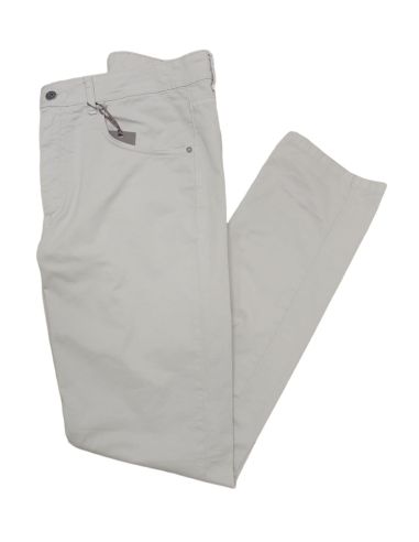 Pantalón sport de verano para hombre. Detalle frontal.