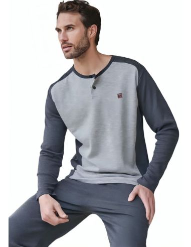Pijama de invierno para hombre en punto milano. Detalle frontal.