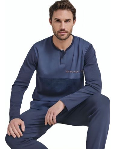 Pijama de invierno para hombre de punto con interior perchado. Detalle frontal.