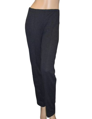 Pantalón de punto jacquard espiga para mujer. Detalle frontal. Color gris.