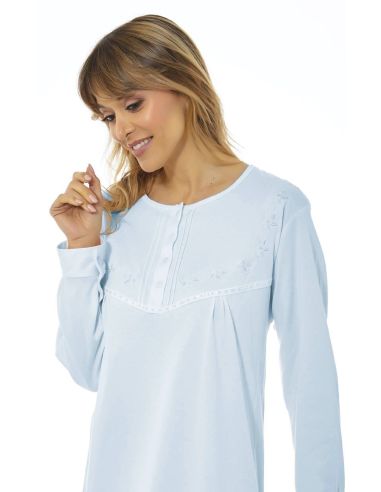 Camisón de punto fino para señora. Detalle frontal.