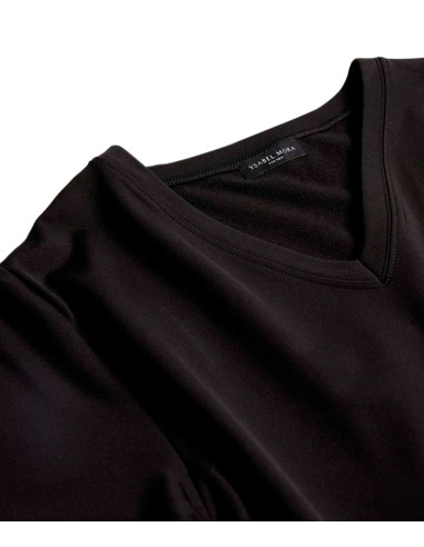 Camiseta térmica de hombre con pico manga corta negra.