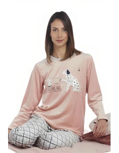 Pijama largo de invierno para mujer con estampado frontal de dálmata.