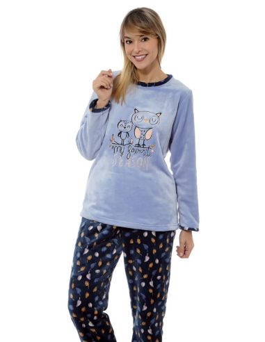 Pijama o conjunto homewear de invierno para mujer confeccionado en tejido térmico. Detalle frontal.