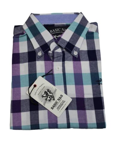 Camisa de manga corta y cuello americano para hombre. Detalle frontal.