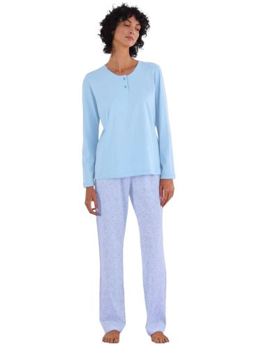Pijama largo para mujer de punto fino. Detalle frontal.