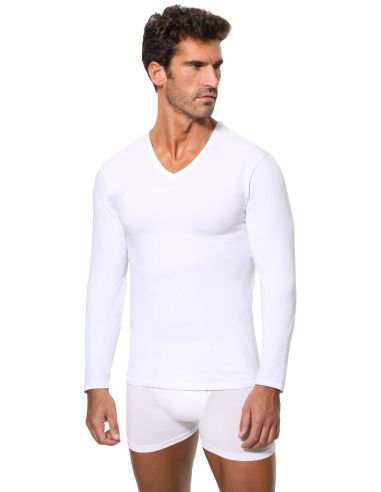 Camiseta interior para hombre. Color negro.