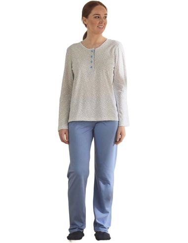 Pijama largo para mujer de punto fino. Detalle frontal.